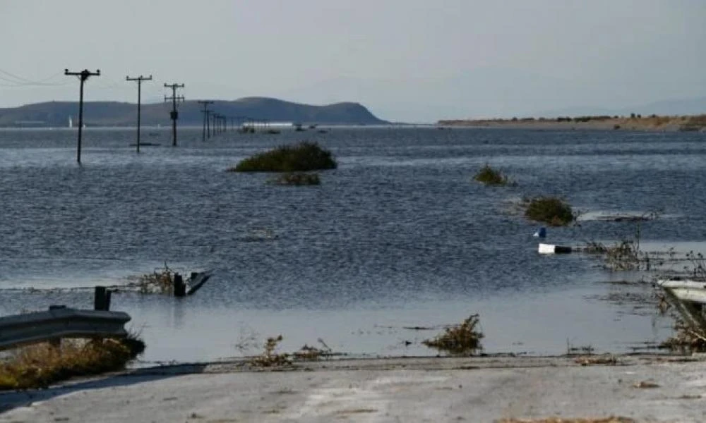 Λίμνη Κάρλα: Κάτω απ’ το νερό κολώνες της ΔΕΗ - Οι περιουσίες των αγροτών έχουν σχεδόν "σβηστεί" από τον χάρτη (Βίντεο)